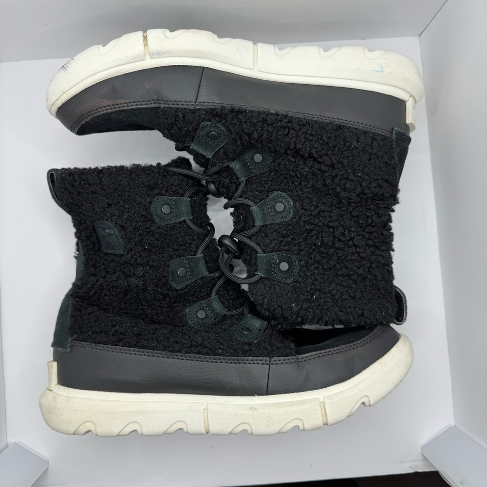 Sorel Faux Fur Explorers With leather Trim SZ 7 Color Black & White. - Picture 7 of 9